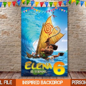 Puede incluir: Un tel&oacute;n de fondo vibrante con personajes de una popular pel&iacute;cula de animaci&oacute;n, navegando en un barco a trav&eacute;s de una gran ola. El texto "ELENA IS TURNING 6" se muestra en amarillo y azul. Banderines de colores est&aacute;n colgados en la parte superior.