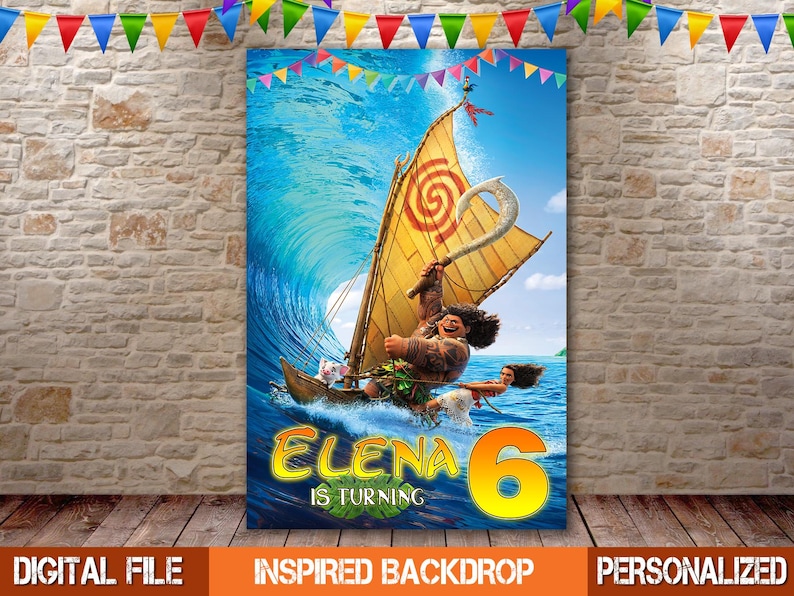Puede incluir: Un tel&oacute;n de fondo vibrante con personajes de una popular pel&iacute;cula de animaci&oacute;n, navegando en un barco a trav&eacute;s de una gran ola. El texto "ELENA IS TURNING 6" se muestra en amarillo y azul. Banderines de colores est&aacute;n colgados en la parte superior.