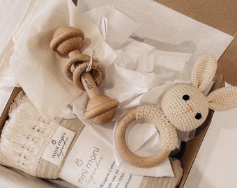 Coffret cadeau souvenir pour bébé et nouveau-né | Hochet fait à la main | Lapin au crochet fait à la main | Luxueuse couverture d'emmaillotage à franges et pompons Dans Beige | Entraver