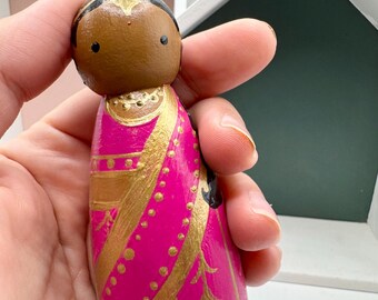 インドの女の子の手描きの木製人形