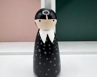 Muñeca de madera con clavija de Wednesday Addams