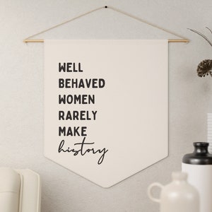 Las mujeres bien educadas rara vez hacen historia bandera de banderín, colgante de pared motivacional, decoración de la habitación estética minimalista, arte mural feminista