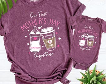 Camiseta del primer día de la madre 2026, camisetas para mamás nuevas, nuestro primer atuendo a juego para el día de la madre, camiseta del día de la madre, camiseta de mamá niña bebé, camiseta de mamá niño bebé