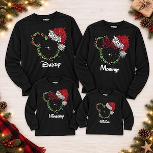 Pode incluir: Quatro camisas pretas de manga comprida com o contorno da cabeça do Mickey Mouse feito de pontos vermelhos, brancos e verdes. Os designs incluem um gorro de Pai Natal e os nomes Daddy, Mommy, Kimberly e William em branco.