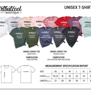 Puede incluir: Maqueta de camiseta unisex que muestra diferentes opciones de color. La camiseta est&aacute; disponible en blanco, gris claro jaspeado, melocot&oacute;n jaspeado, rosa, malva jaspeado, rojo, granate jaspeado, azul polvoriento jaspeado, bosque militar, verde militar, azul marino jaspeado, gris oscuro jaspeado y negro. La camiseta est&aacute; hecha de 100% algod&oacute;n o una mezcla de 52% algod&oacute;n y 48% poli&eacute;ster. La tabla de tallas muestra las medidas de pecho y longitud en pulgadas para las tallas XS, S, M, L, XL, 2XL y 3XL.