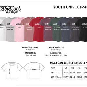 Peut inclure: Maquette de t-shirt unisexe pour enfants montrant diff&eacute;rentes options de couleurs. Le t-shirt est disponible en blanc, gris chin&eacute; clair, rose, mauve chin&eacute;, rouge, bordeaux chin&eacute;, for&ecirc;t chin&eacute;, bleu marine, gris chin&eacute; fonc&eacute; et noir. Le t-shirt est compos&eacute; de 100 % coton ou d'un m&eacute;lange de 52 % coton et 48 % polyester. Le tableau des tailles indique les mesures en pouces pour la poitrine et la longueur.