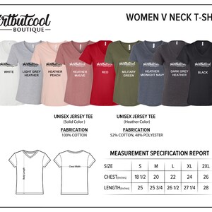 Peut inclure: T-shirt &agrave; col en V pour femme disponible dans une vari&eacute;t&eacute; de couleurs, notamment blanc, gris chin&eacute; clair, p&ecirc;che chin&eacute;, mauve chin&eacute;, rouge, vert militaire, bleu nuit chin&eacute;, gris chin&eacute; fonc&eacute; et noir. Le t-shirt est compos&eacute; de 52 % de coton et de 48 % de polyester. Un tableau des tailles indique les mesures de la poitrine et de la longueur en pouces pour les tailles S, M, L, XL et 2XL.