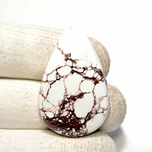 Wildpferd Türkis Cabochon... Birnen Cabochon... 37x23x5mm... 34Cts....#i343