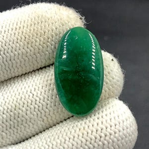 Cabochon calcédoine verte... Cabochon ovale...26x15x5 mm...19 carats...A#N8542
