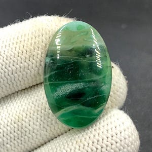 Cabochon calcédoine verte... Cabochon ovale...31x20x6 mm...23 carats...A#N8521
