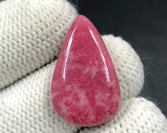 Cabochon en thulite... Cabochon en poire... 25x16x5 mm...19 carats...A#M3624