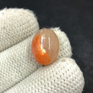 Cabochon confettis pierre de soleil... Cabochon ovale... 16 x 12 x 7 mm... 10 carats... A#N9278