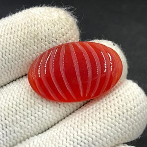 Cabochon en cornaline sculptée... Cabochon ovale... 30x19x5 mm...21 Cts...A#N8242
