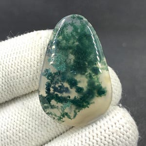 Cabochon van mosagaat... Vrije vorm cabochon...36 x 24 x 5 mm... 35 kts... A#N9065