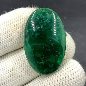 Cabochon calcédoine verte... Cabochon ovale...33x21x6 mm...33 Cts...A#N8514