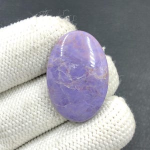 Cabochon jade violet... Cabochon ovale... 30 x 21 x 6 mm... 37 carats... A#N6055