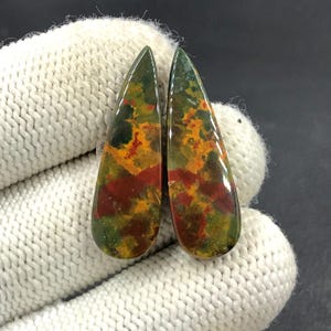 Paire de cabochons de pierre de sang... Cabochon poire...31x10x4 mm...22 carats...A#N8185