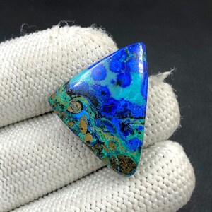Cabochon azurite Blue Bird... Cabochon forme libre... 32 x 23 x 7 mm... 37 carats... A#N6835