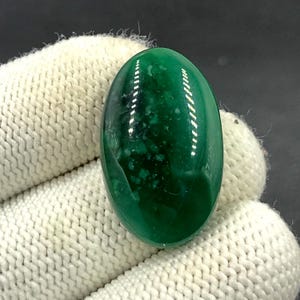 Cabochon calcédoine verte... Cabochon ovale...30x18x7 mm...30 Cts...A#N8529
