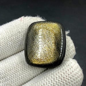 Cabochon met goudglanzende obsidiaan... Cabochon peer... 28 x 24 x 6 mm... 33 kts... A#N5461
