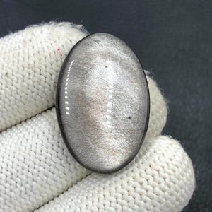 Obsidiaan cabochon zilverglans... Ovale cabochon... 31 x 21 x 6 mm... 27 kt... A#N5654