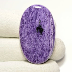 Charoita rusa cabujón... Cabujón ovalado... 39x24x6 mm.. 50 Cts.#H959