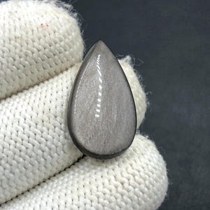 Obsidiaan cabochon zilverglans... Cabochon peer... 25 x 14 x 5 mm... 11 kt... A#N5669
