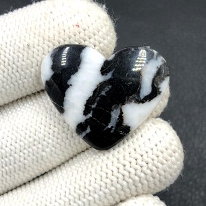 Cabochon en jaspe zébré... Cabochon coeur... 24 x 29 x 5 mm... 28 carats... A#N6272