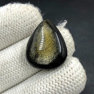 Cabochon met goudglanzende obsidiaan... Cabochon peer... 23 x 19 x 7 mm... 19 kts... A#N5460