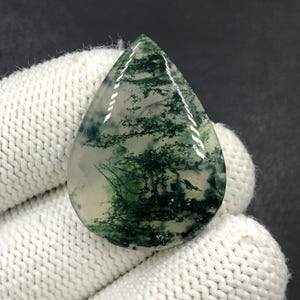 Cabochon van mosagaat... Cabochon peer...33 x 24 x 5 mm...28 kts... A#N9053