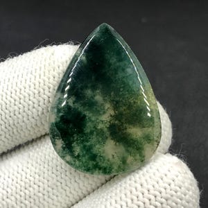 Cabochon van mosagaat... Cabochon peer...34 x 24 x 5 mm... 27 kt... A#N9050