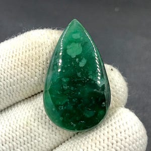 Cabochon calcédoine verte... Cabochon poire...35x21x6 mm...32 carats...A#N8543