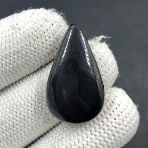 Cabochon shungite... Cabochon poire... 30 x 18 x 7 mm... 27 carats... A#N6545
