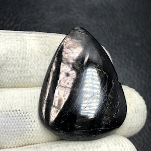 Cabochão de hiperstênio...Cabochão de pêra...35x25x6mm...52Cts...#i6909