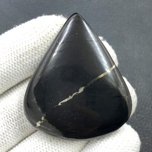 Cabochon di shungite...Cabochon di pera...38x41x7 mm...98 ct...A#N6538