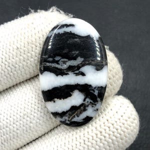 Cabochon en jaspe zébré... Cabochon ovale... 34 x 22 x 4 mm... 30 carats... A#N6254