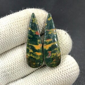 Paire de cabochons de pierre de sang... Cabochon poire...33x15x4 mm...23 carats...A#N8181