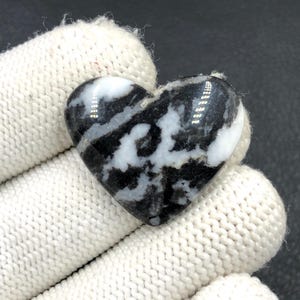 Cabochon en jaspe zébré... Cabochon coeur... 25 x 30 x 5 mm... 30 carats... A#N6270