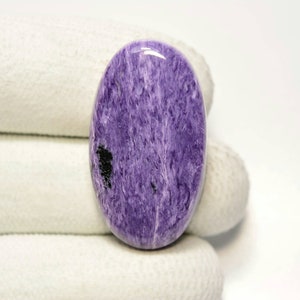Charoita rusa cabujón... Cabujón ovalado... 33x18x6 mm.. 36 cts... #H970
