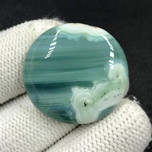Cabochon Saturne calcédoine... Cabochon rond... 30 x 29 x 5 mm... 31 carats... A#N8795