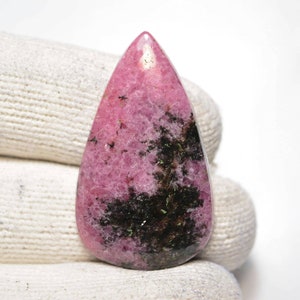 Cabochon de rhodonite... Cabochon de poire... 36x21x5mm... 43Cts.. #i2615