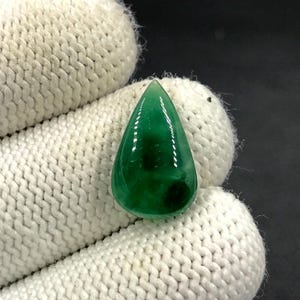 Cabochon calcédoine verte... Cabochon poire... 18 x 11 x 5 mm... 7 carats... A#N8559