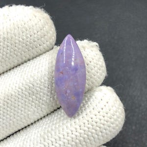 Cabochon jade violet... Cabochon marquise... 26 x 10 x 5 mm... 12 carats... A#N6073