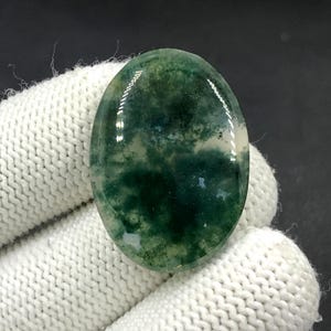 Cabochon van mosagaat... Ovale cabochon... 33 x 23 x 5 mm... 32 kt... A#N9042