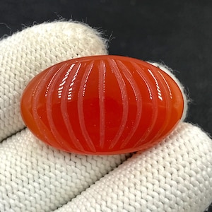 Cabochon en cornaline sculptée... Cabochon ovale...34x21x6 mm...34 Cts...A#N8229