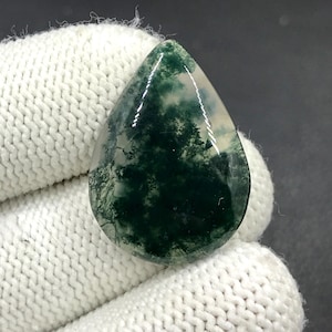 Cabochon van mosagaat... Cabochon peer...28 x 20 x 5 mm... 21 kt...A#N9057