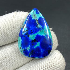 Cabochon azurite oiseau bleu... Cabochon poire... 34 x 24 x 5 mm... 35 carats... A#N6825