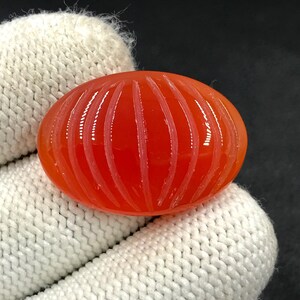Cabochon en cornaline sculptée... Cabochon ovale... 30x21x6 mm...30 Cts...A#N8235