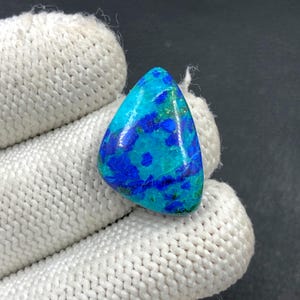 Cabochon azurite Blue Bird... Cabochon forme libre... 24 x 16 x 6 mm... 16 carats... A#N6845