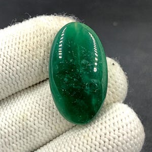 Cabochon calcédoine verte... Cabochon ovale... 30 x 18 x 6 mm... 26 carats... A#N8523